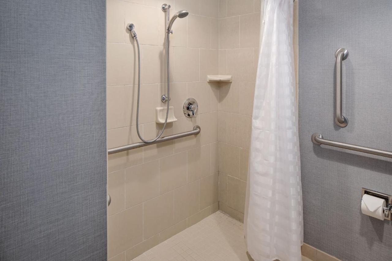 King Room Sofa Bed Roll Shower Disability Access,1078267474:JPEG