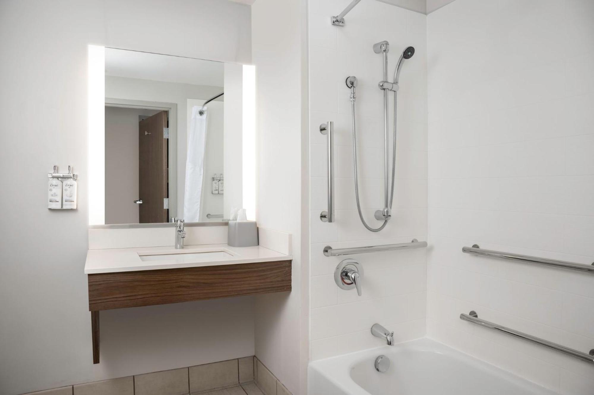Standard King Room with Accessible Tub - Mobility Access