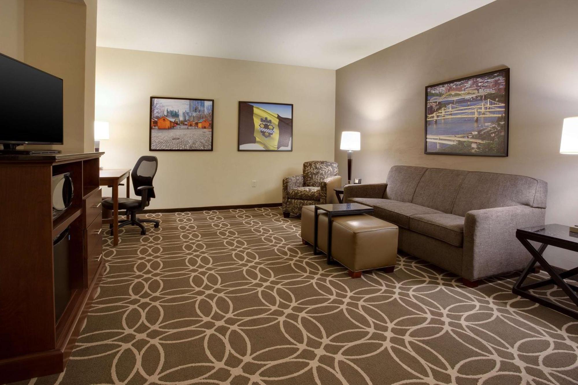 Deluxe King Suite with Sofa Bed,1501025806:JPEG