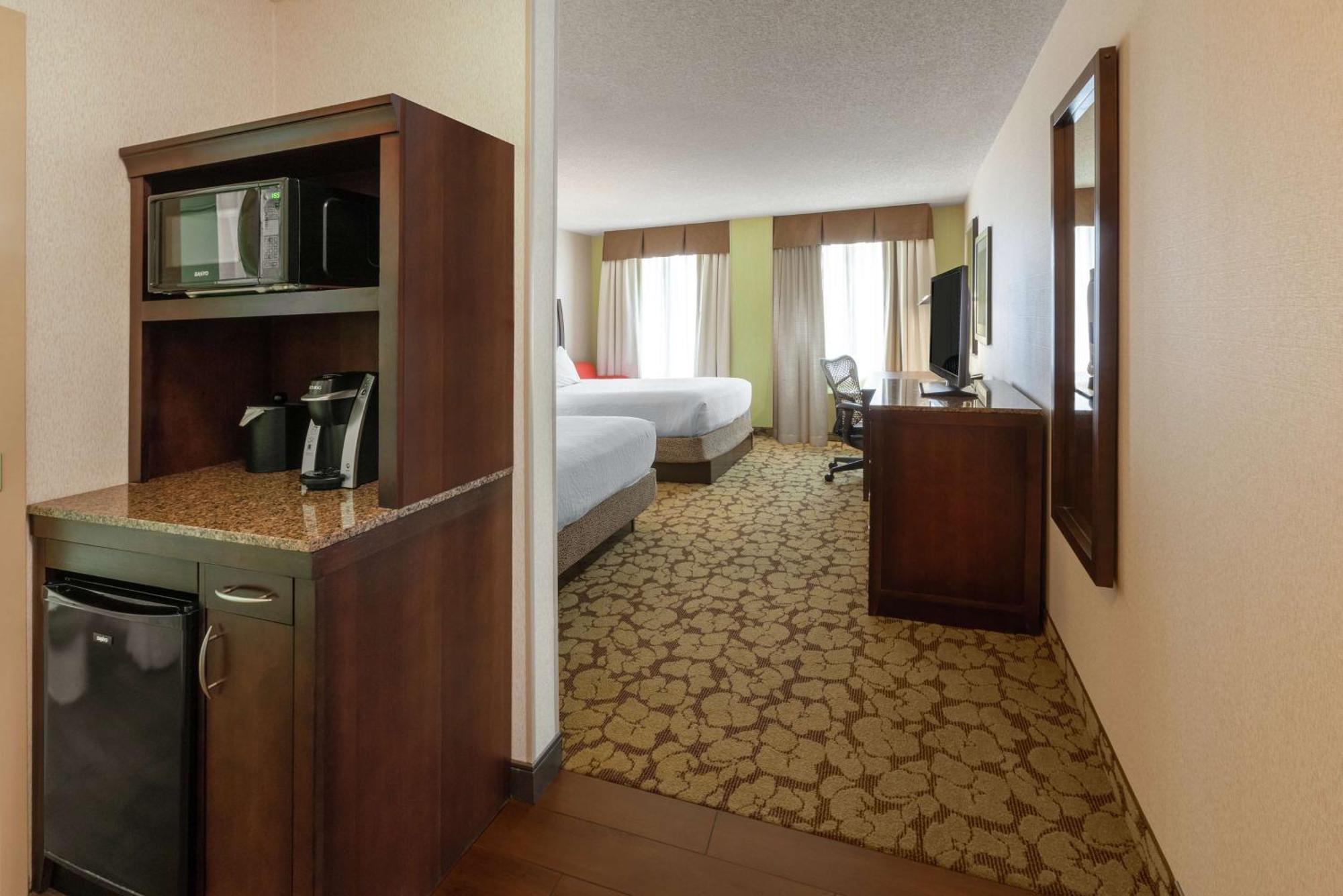 Queen Room with Two Queen Beds - Hearing Access