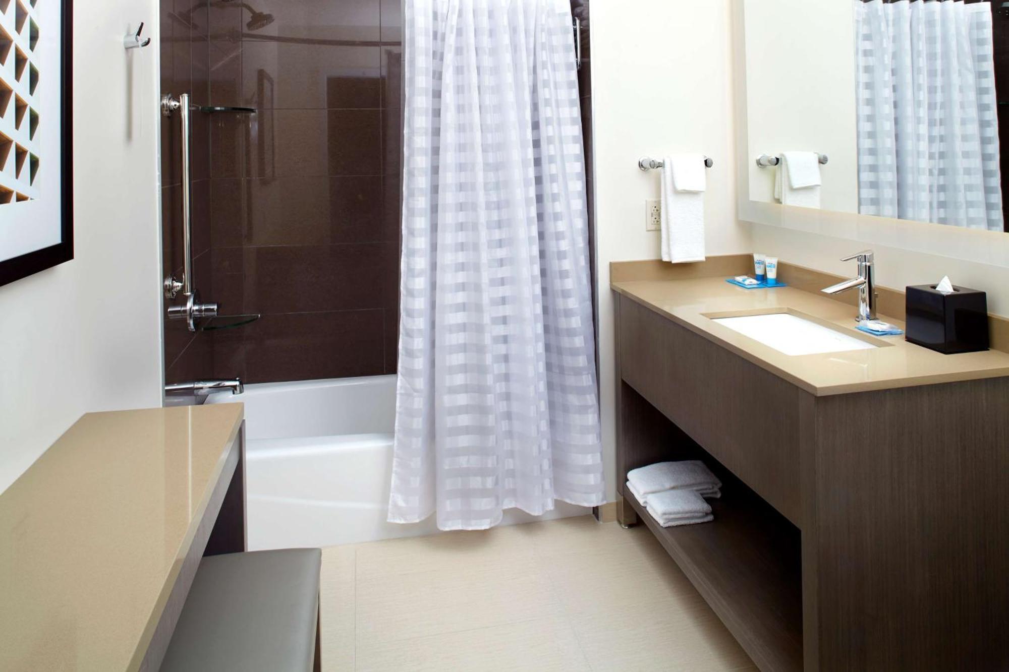 One-Bedroom Suite with Two Queen Beds and Kitchen