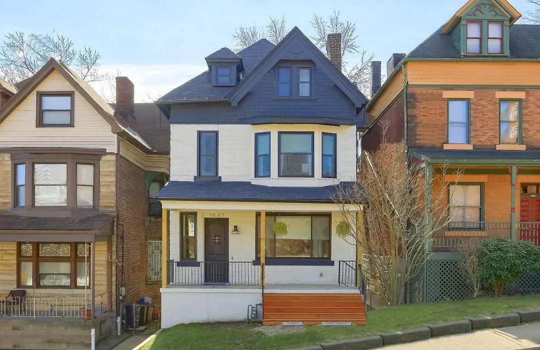 Newly Renovated Victorian Gem Perfect Space For Family Vacations!-1