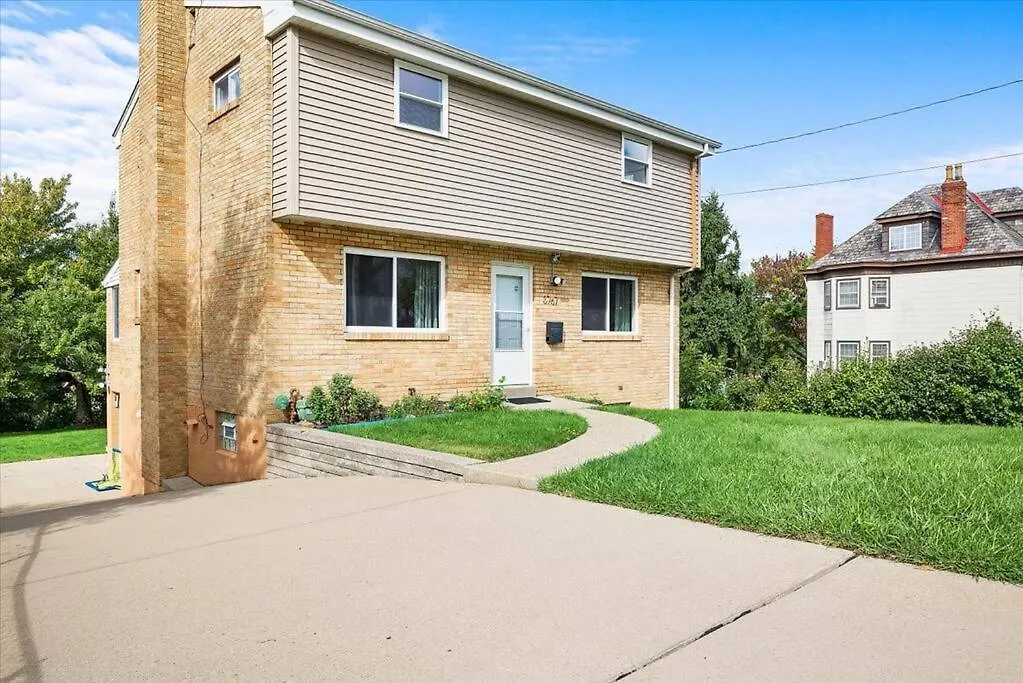 Stylish And Bright 4 Bedroom Home, Amazing Yard With Firepit, Game Room-1