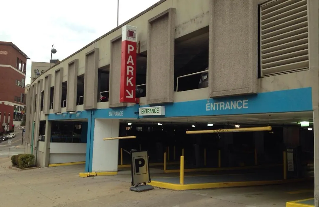 Hostwise Stays - Free Parking Downtown - Skyline Views-1