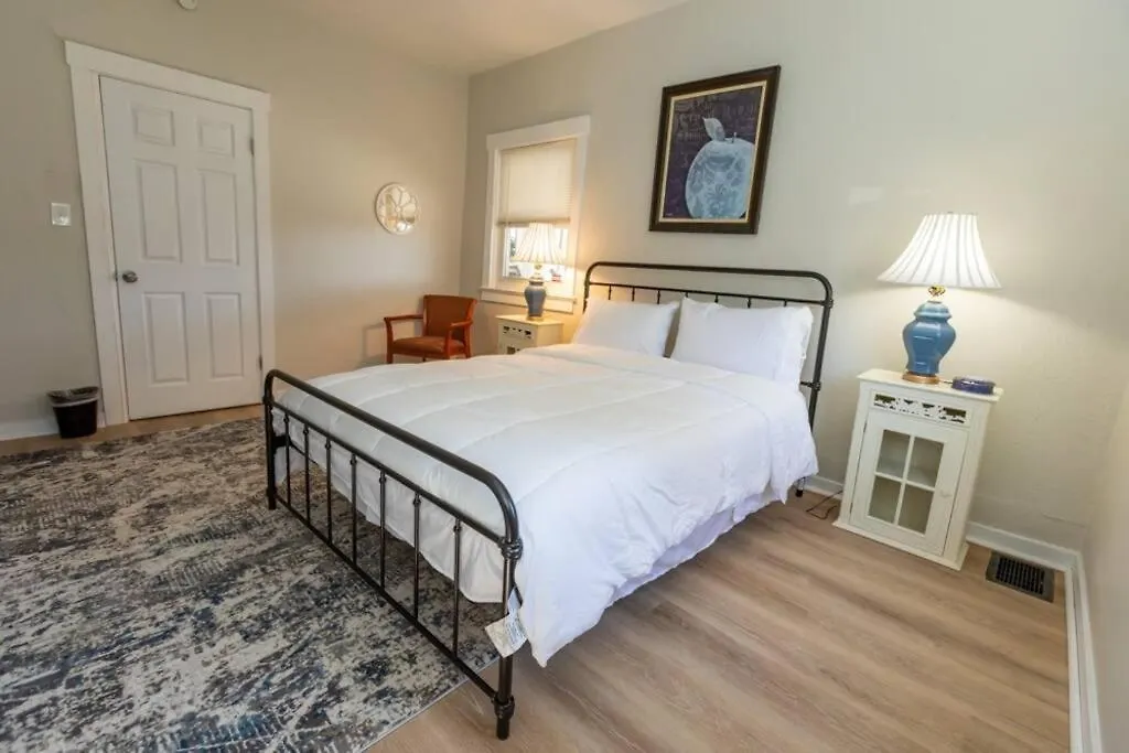Updated & Comfy Bungalow With Parking Easy Access-1