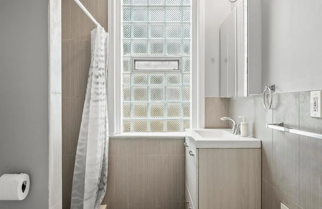 Oakland/University @A Spacious & Modern Private Bedroom With Shared Bathroom-1