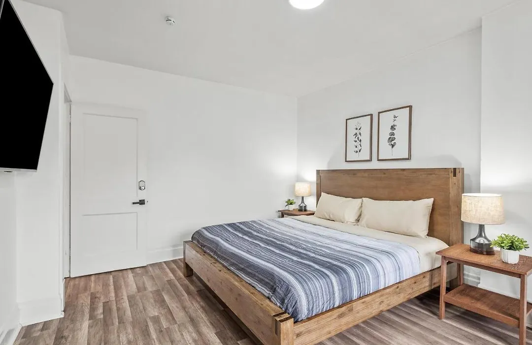 Oakland/University @G Modern And Bright Private Bedroom With Shared Bathroom-1