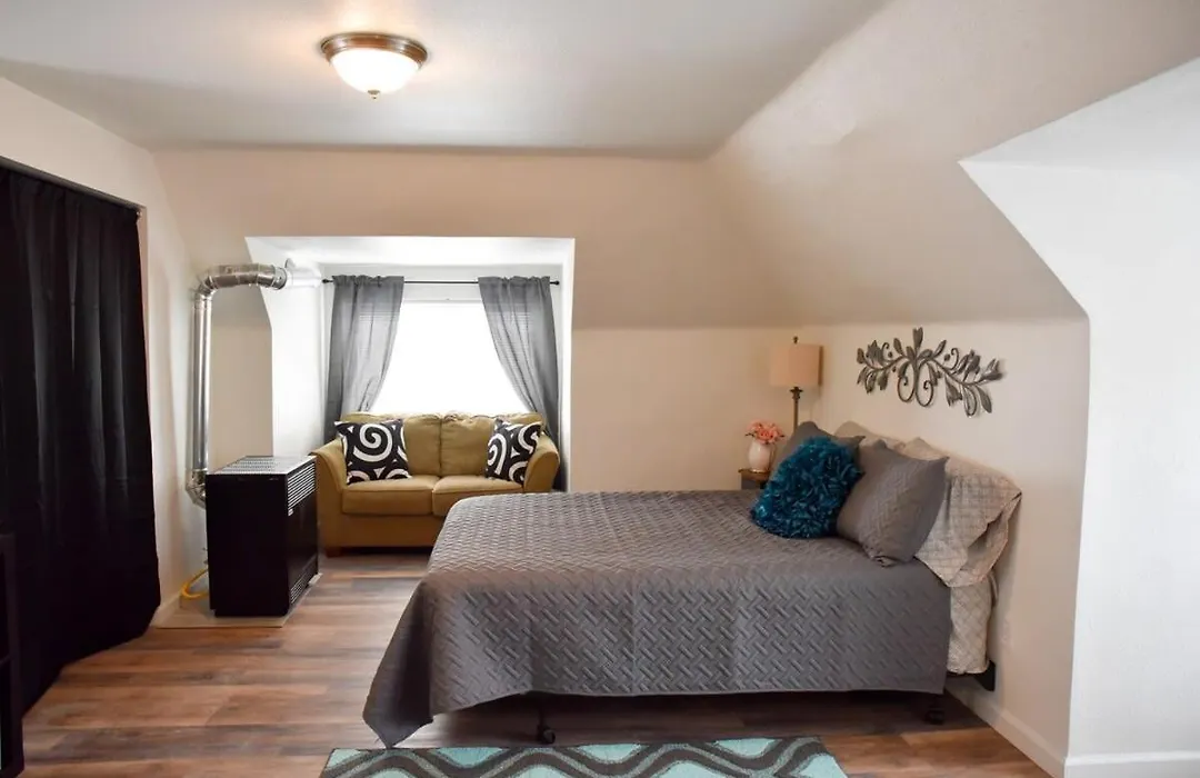 Unwind In A Bright Comfortable Apartment For 3-1