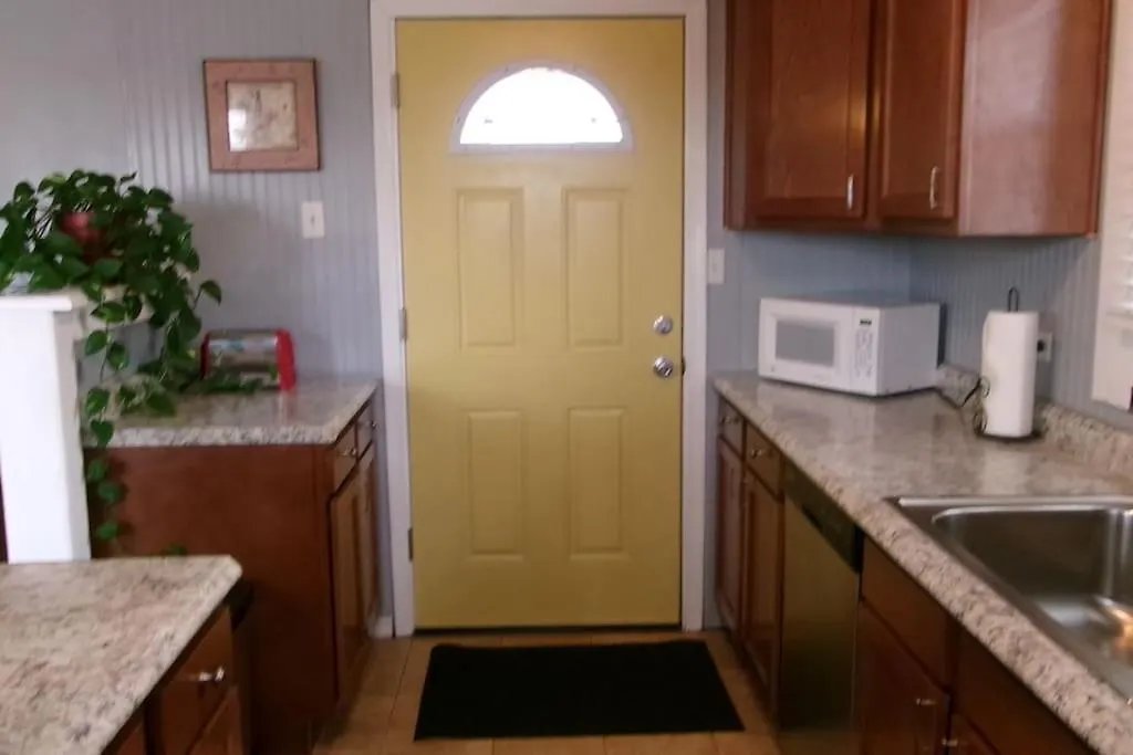 North Side Bungalow - Sleeps 8!-1