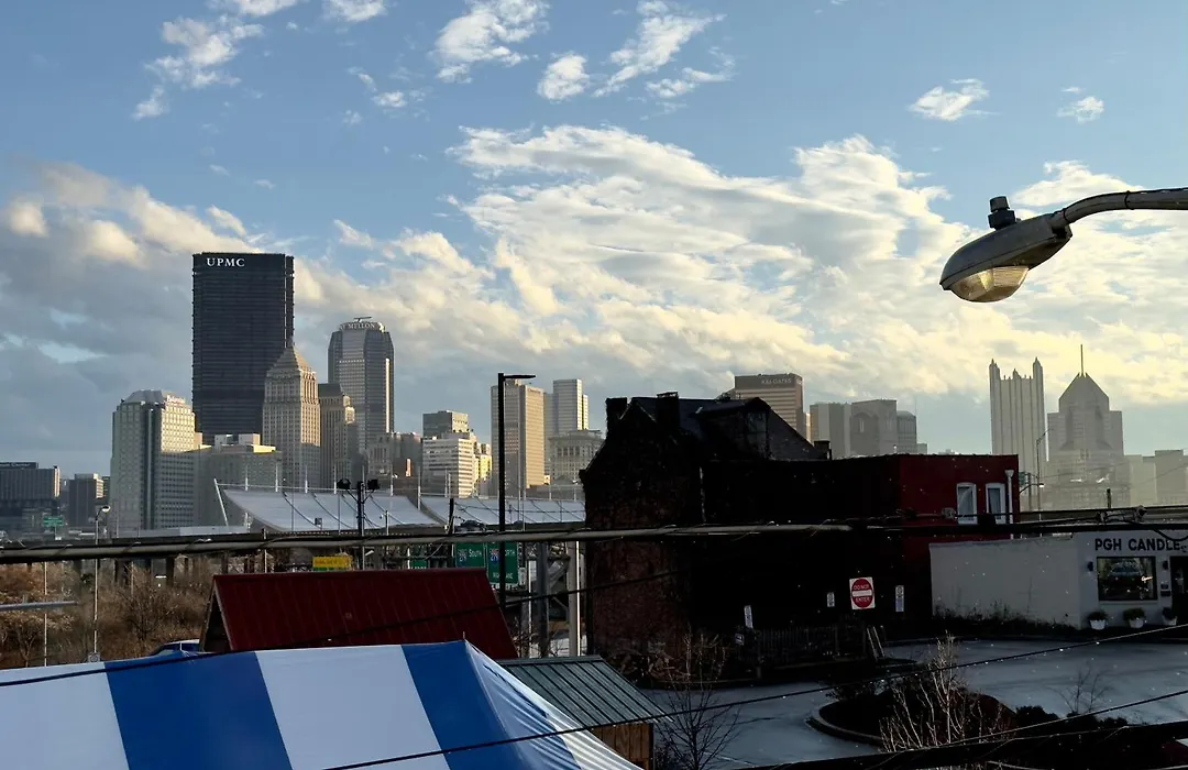 Unique Artsy 2 Bdrm Apt 1.5 Mi From Downtown-1