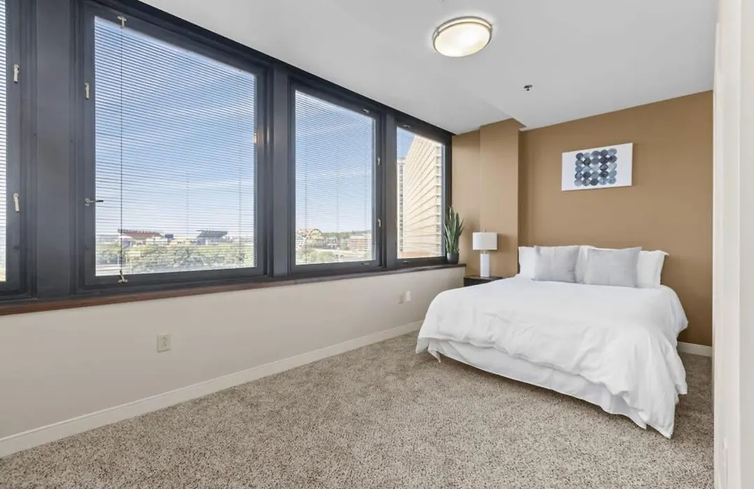 2Br Downtown Apartment With Gym & Deck-1