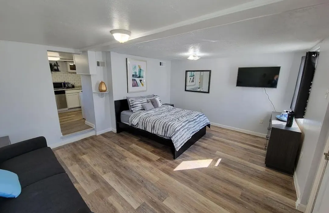 Modern 1 Bedroom Apt - Easy Parking 5 Min From Downtown-1