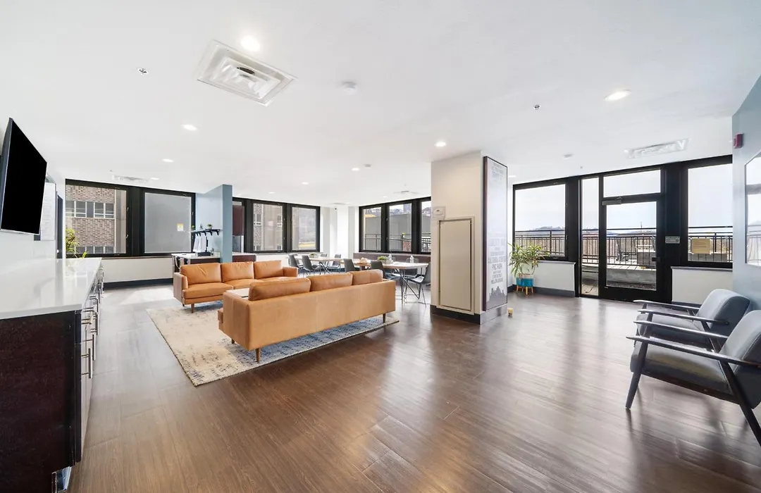 Sweeping Stadium Views Top Location Best Views Fast Wifi 24-7 Gym Lounge Roku-1