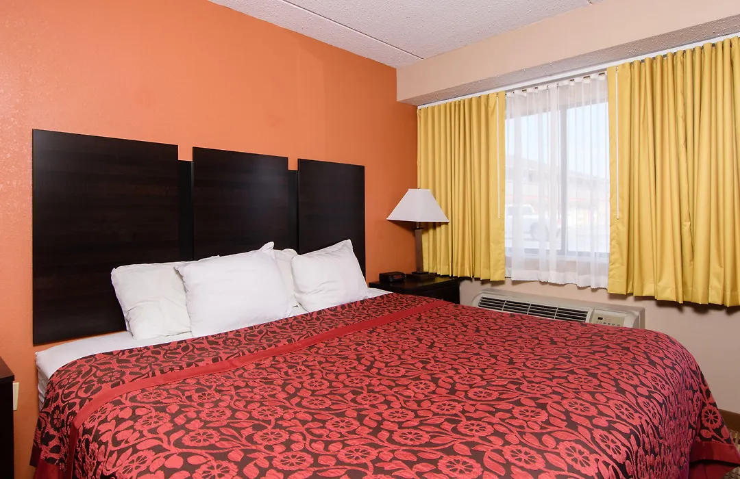 Days Inn By Wyndham Pittsburgh-Harmarville-1