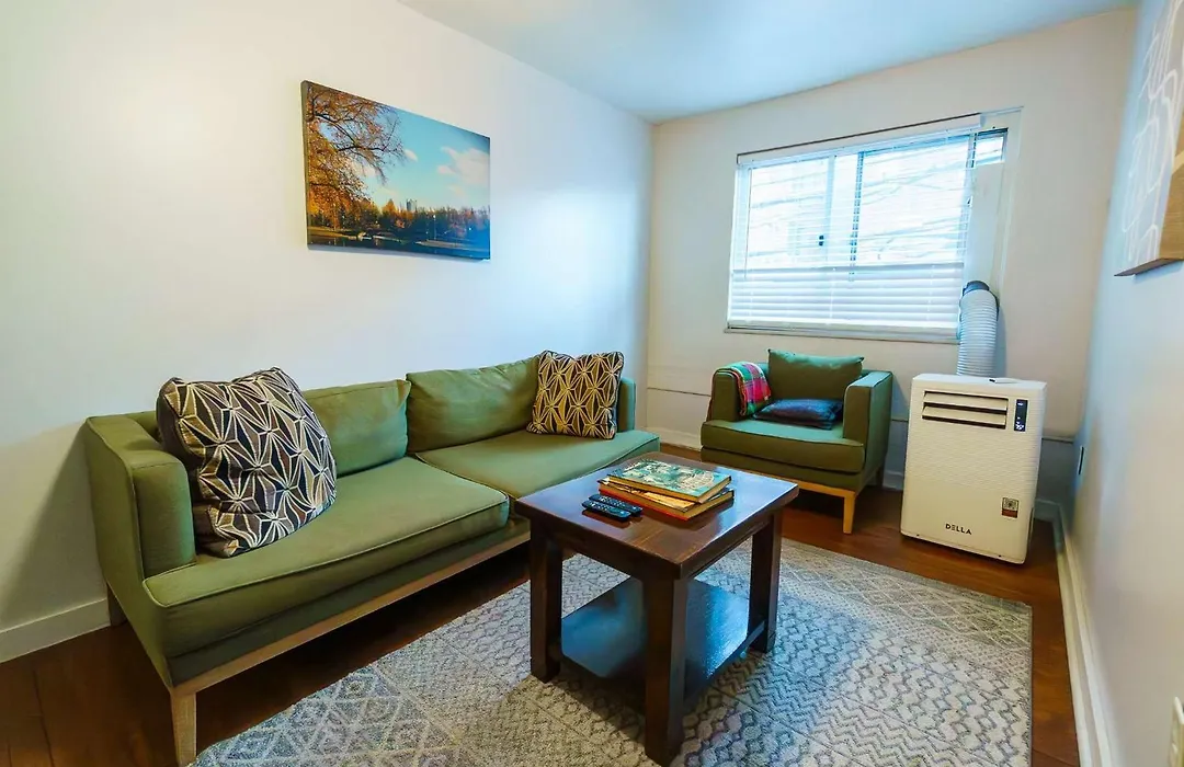 3 Bedroom Southside Pad - Sleeps 8 - Amazing Location-1