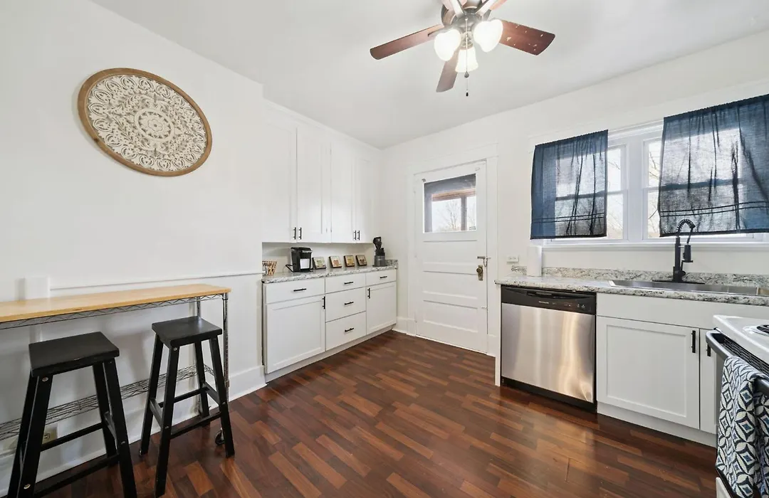 Comfy And Spacious 3 Bedroom - Easy City Access-1