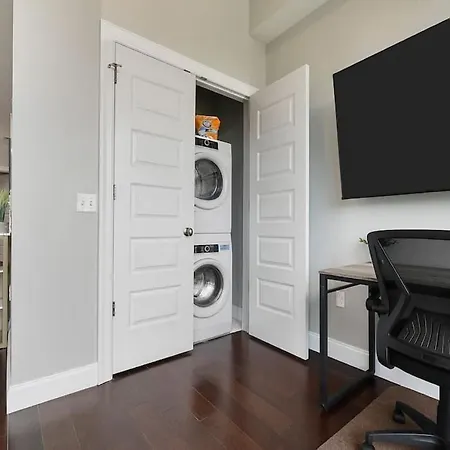 Hostwise Stays - Free Parking Downtown - Skyline Views-2