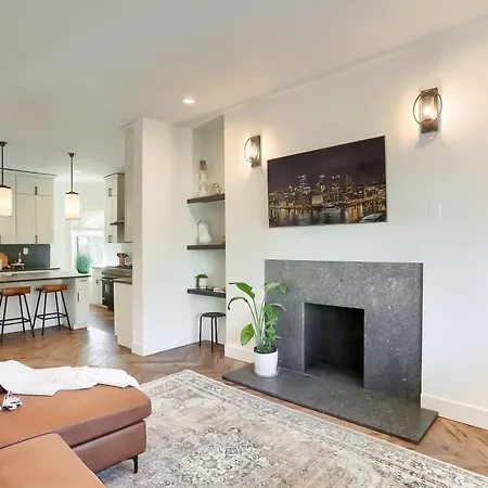 Newly Renovated Victorian Gem Perfect Space For Family Vacations!-2