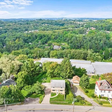 Stylish And Bright 4 Bedroom Home, Amazing Yard With Firepit, Game Room-3