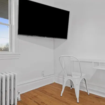 Bloomfield/Shadyside @E Stylish And Modern Private Bedroom With Shared Bathroom-2