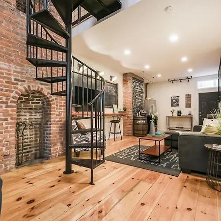 Hostwise Stays - The Ocala - Free Parking, Cool Space, Spiral Stairs-3