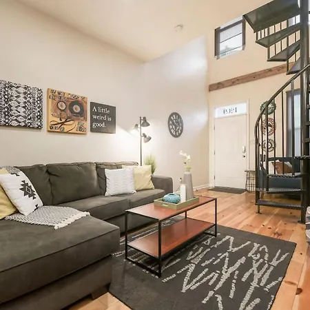Hostwise Stays - The Ocala - Free Parking, Cool Space, Spiral Stairs-2