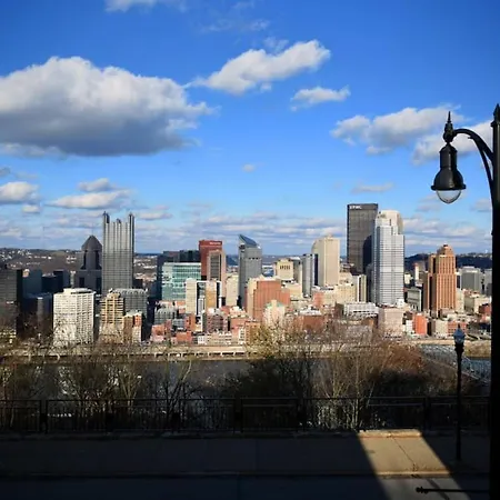 Hostwise Stays - Grandview Balcony With Stunning Skyline Views-2