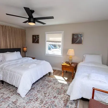 Updated & Comfy Bungalow With Parking Easy Access-2