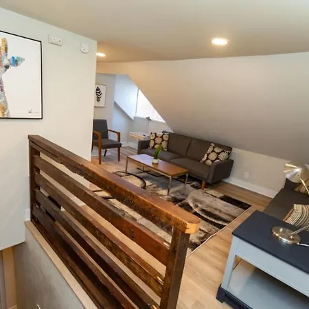 Updated & Comfy Bungalow With Parking Easy Access-3
