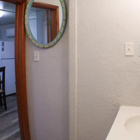 California Ave - 2 Bedroom - Home Away From Home!-3