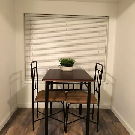 Unwind In A Bright Comfortable Apartment For 3-2