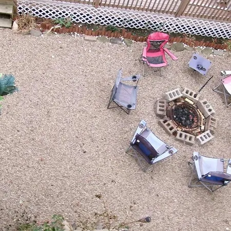 North Side Bungalow - Sleeps 8!-3