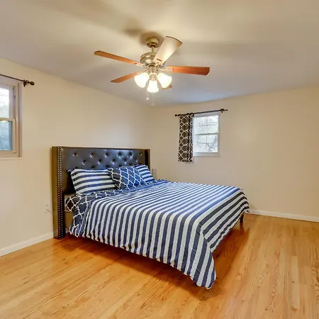 Cute Home W/ Patio ~ 7 Mi To Dtwn Pittsburgh-2