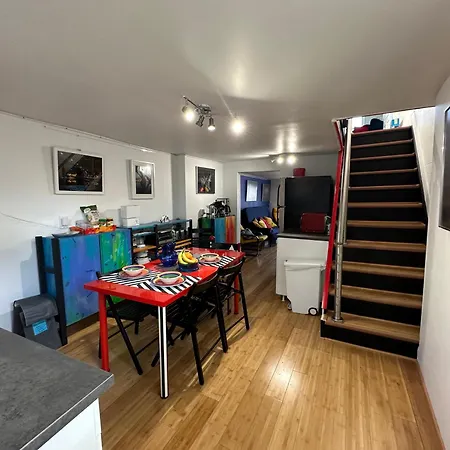 Unique Artsy 2 Bdrm Apt 1.5 Mi From Downtown-3