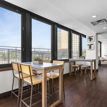 2Br Downtown Apartment With Gym & Deck-3