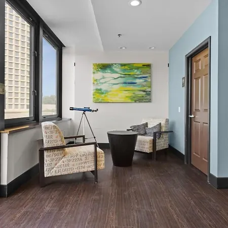 2Br Downtown Apartment With Gym & Deck-2