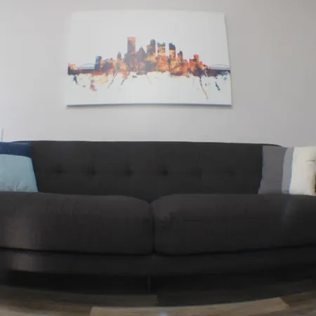 Modern 1 Bedroom Apt - Easy Parking 5 Min From Downtown-2