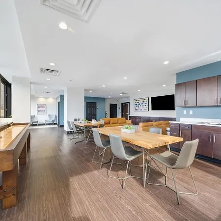 Sprawling Stadium Views Top Location Best Views 24-7 Gym Lounge Roku-2