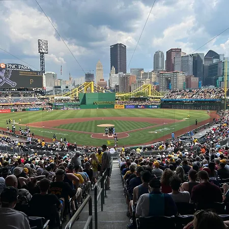 Sweeping Stadium Views Top Location Best Views Fast Wifi 24-7 Gym Lounge Roku-2